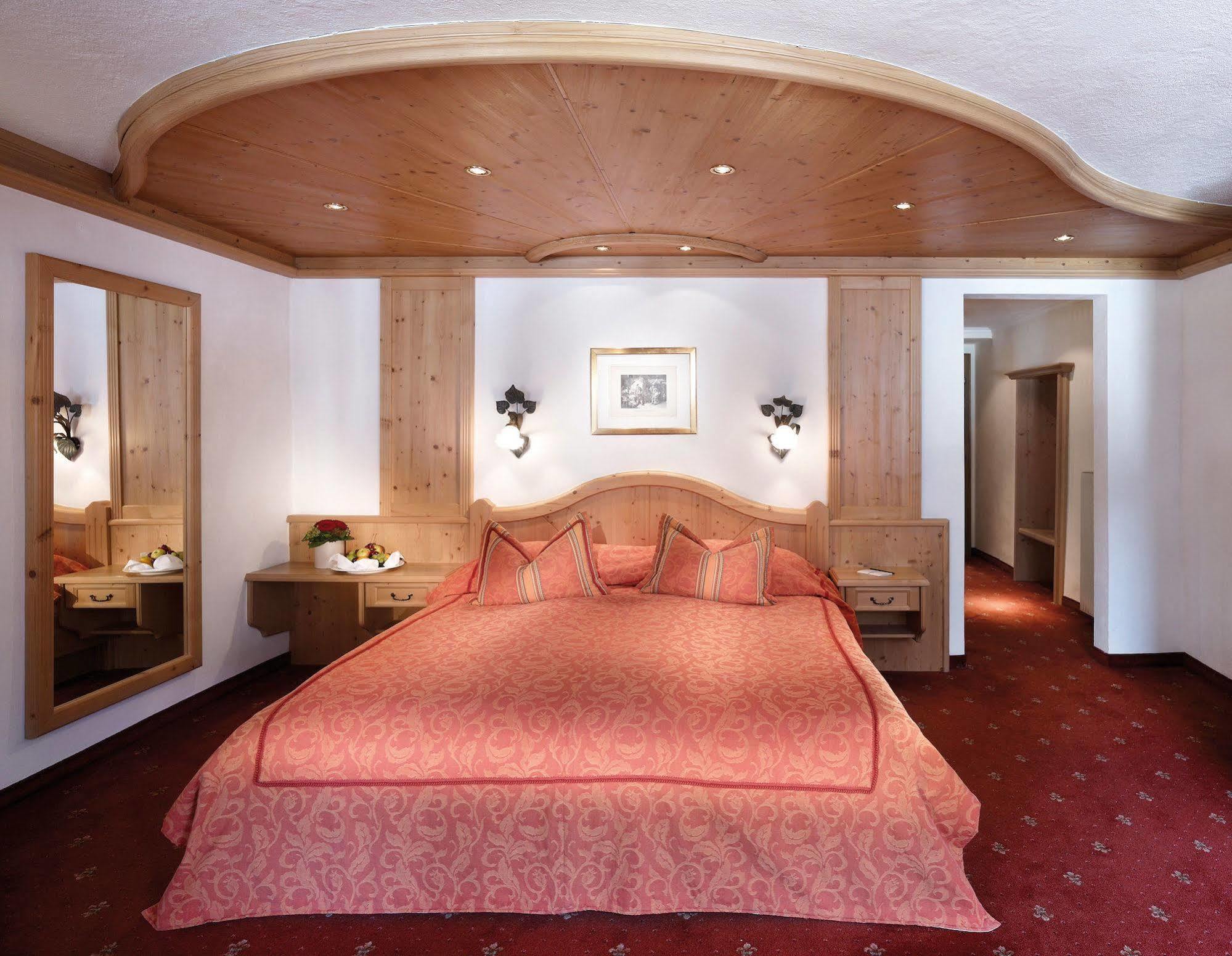 Hotel Weisses Roessl Кицбюэль Экстерьер фото