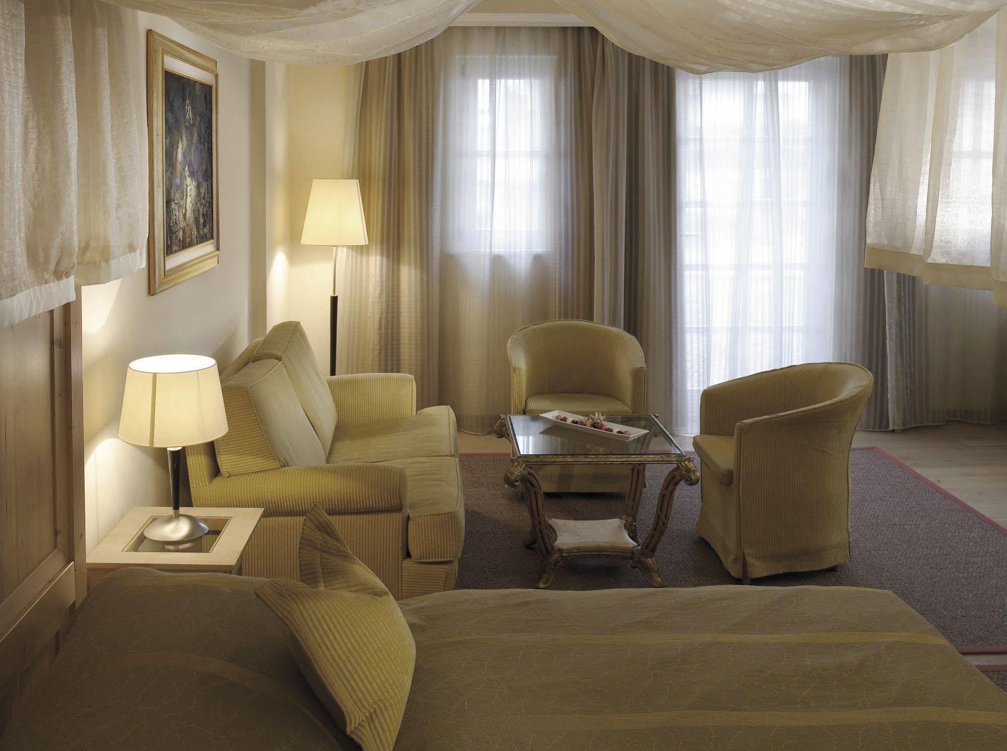 Hotel Weisses Roessl Кицбюэль Экстерьер фото